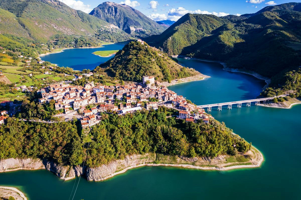A due passi da Roma, un borgo di pietra affacciato sul lago offre natura, scorci d’autunno e quiete senza tempo