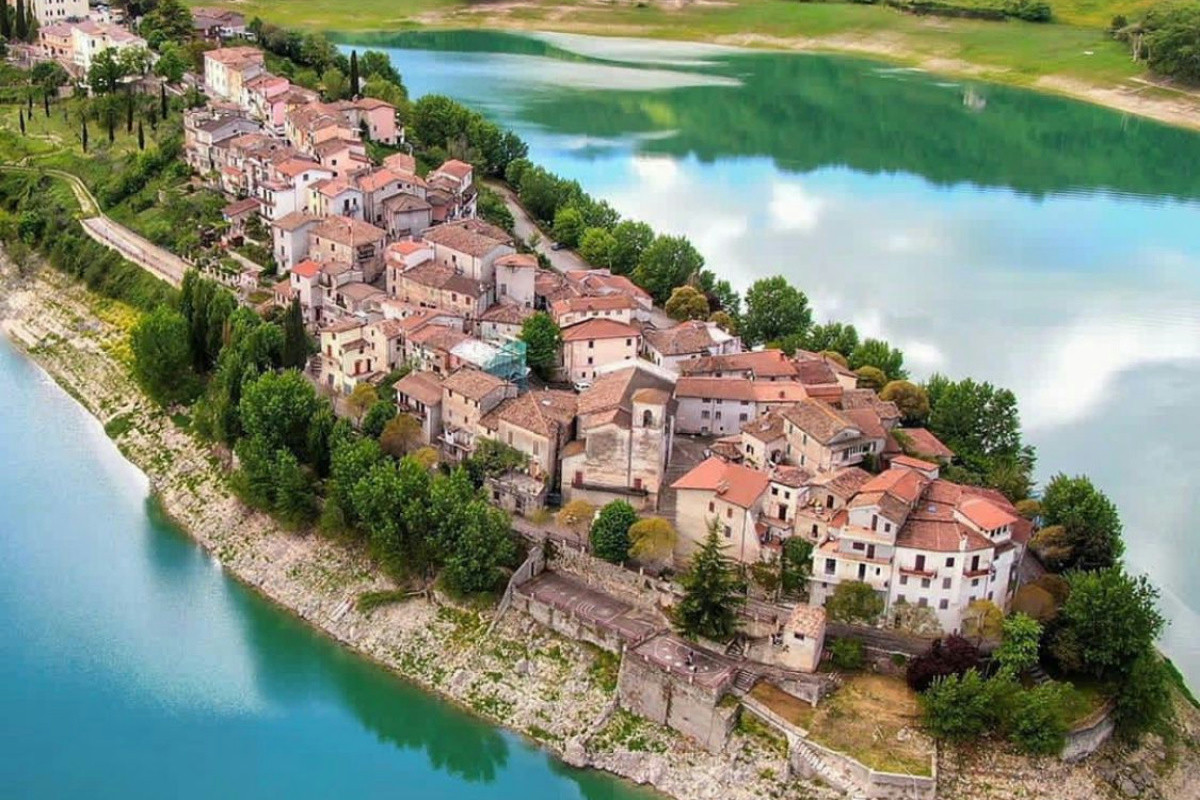 A due passi da Roma, un borgo di pietra affacciato sul lago offre natura, scorci d’autunno e quiete senza tempo