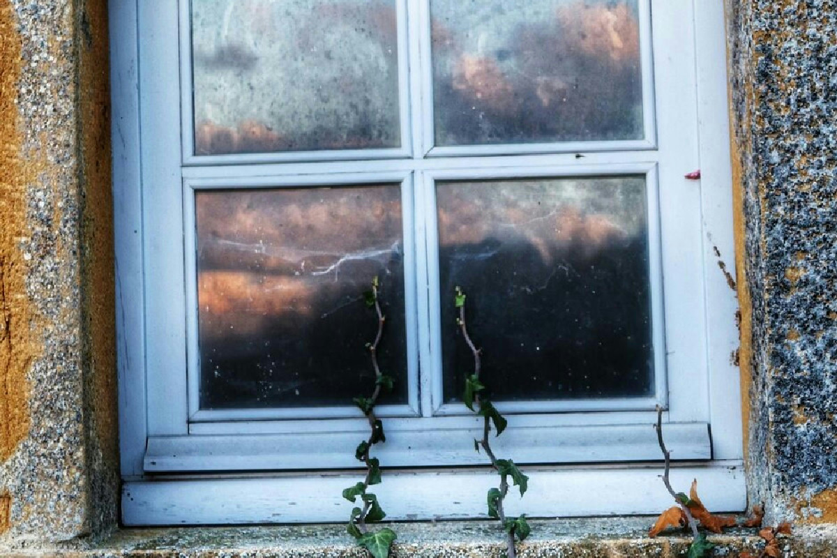 Finestra che lascia passare aria fredda: il rimedio efficace per eliminare gli spifferi