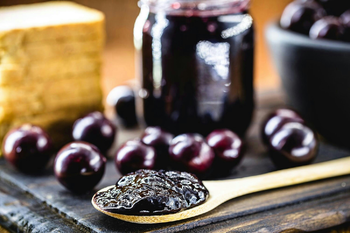 Ingredienti e passaggi fondamentali per ottenere una marmellata di prugne morbida e dal sapore intenso