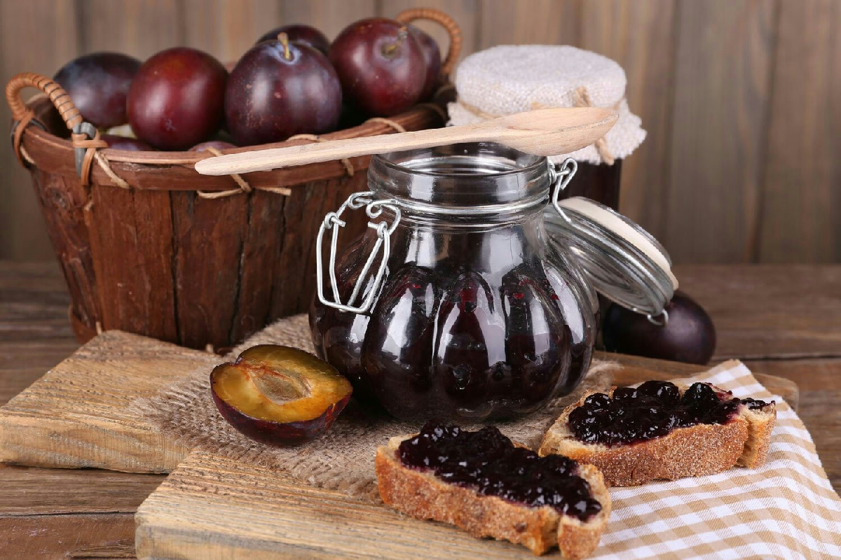 Ingredienti e passaggi fondamentali per ottenere una marmellata di prugne morbida e dal sapore intenso
