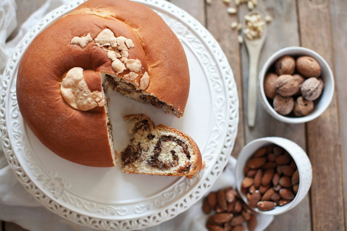 Perché la gubana, il dolce friulano, è preferita al panettone in molte case durante il Natale?