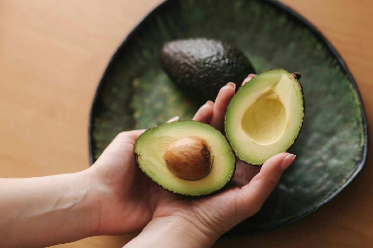 Perché il tuo avocado tagliato annerisce così in fretta? Ho trovato una soluzione pratica