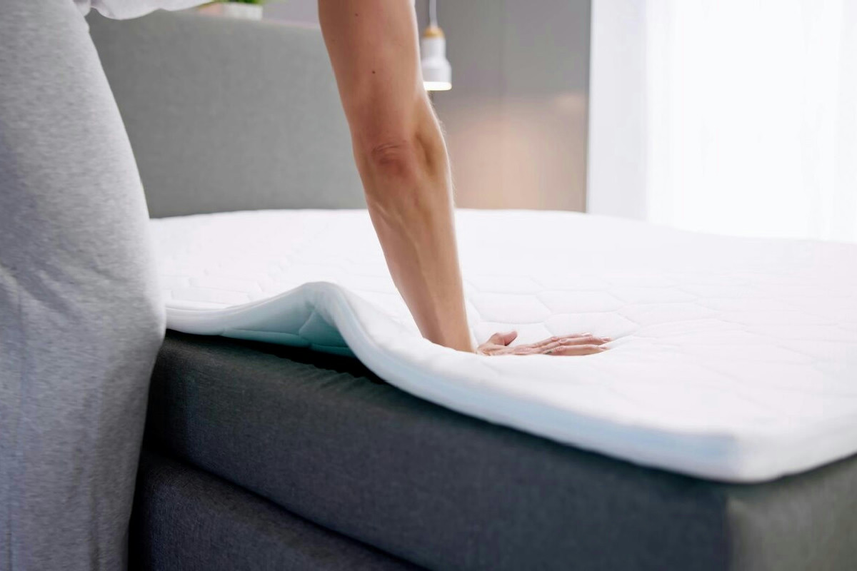 Le persone puliscono i loro materassi, ma quanti usano il metodo davvero giusto?