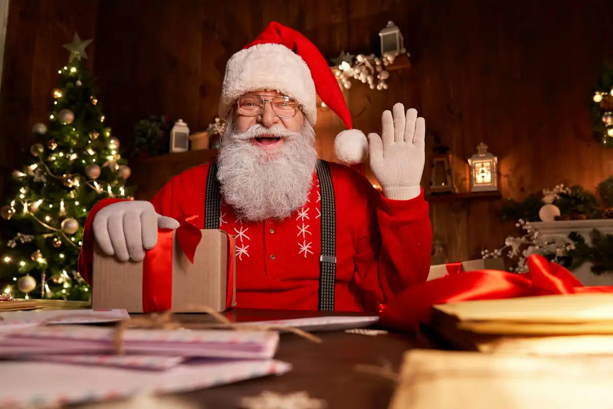 Quando una lettera per Babbo Natale arriva per posta, accade una magia che scalda il cuore di tutti