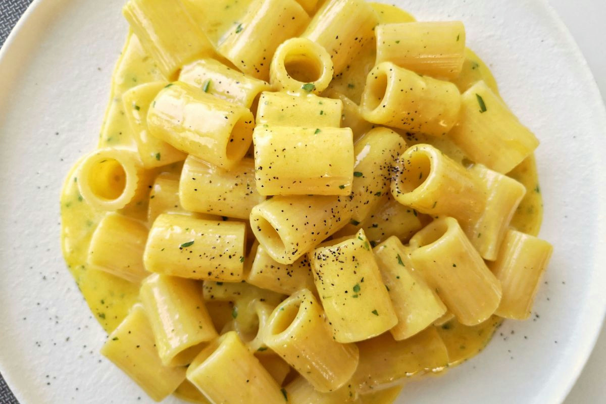 Questo ingrediente nella pasta cacio e uova cambia sapore e rende il piatto ancora più gustoso