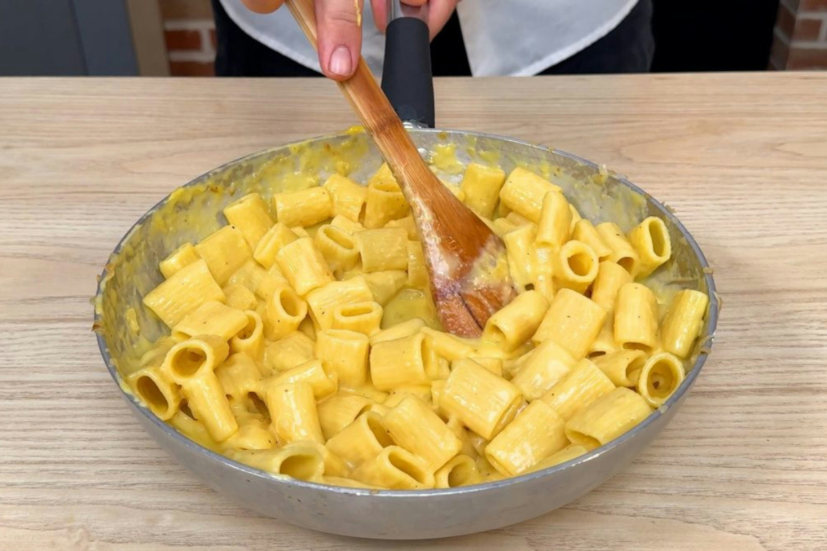 Questo ingrediente nella pasta cacio e uova cambia sapore e rende il piatto ancora più gustoso