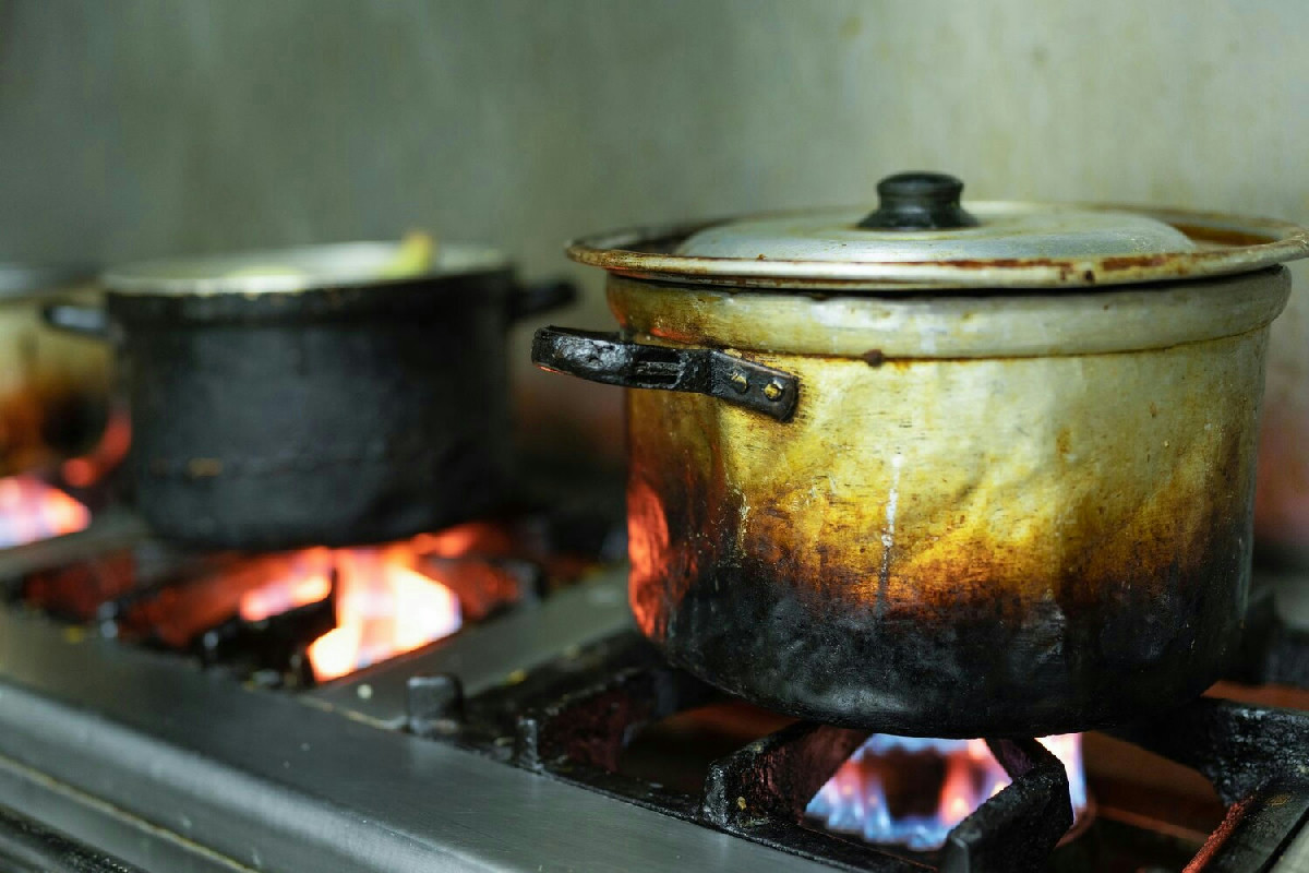 Un semplice metodo per far tornare lucide e come nuove le pentole bruciate in cucina