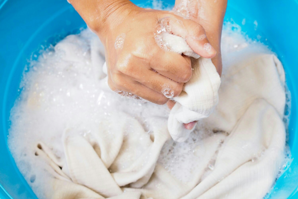 Spesso lavo i capi delicati in modo sbagliato, ma questo gesto li protegge e li mantiene perfetti come in lavanderia